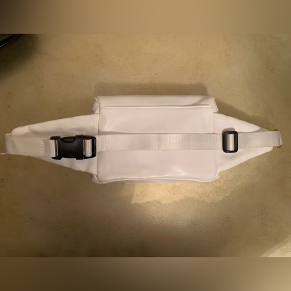 NWOT Urban Expresssions White Hawthorn Perforated Belt Bag. - Picture 5 of 10